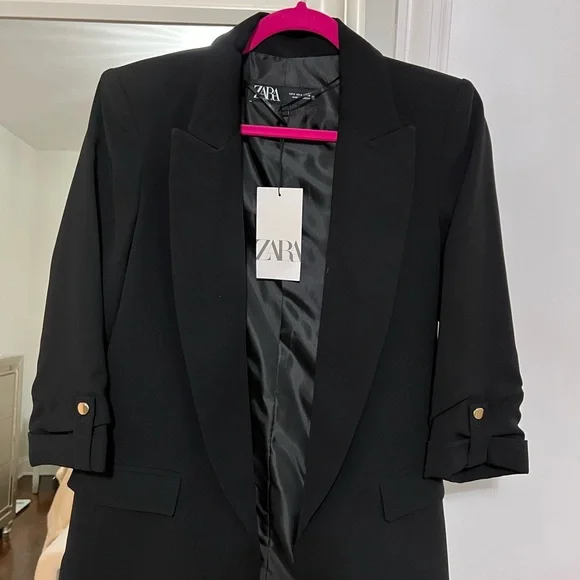 Zara Elegant Black Blazer with Buttoned Sleeves - Picture 2 of 3